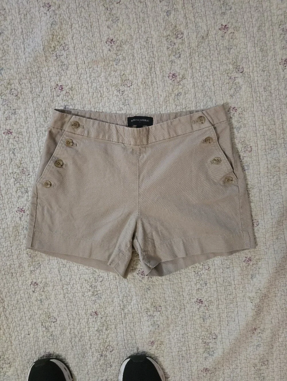Banana Republic Women’s Shorts Size 4 Beige Tan With Side Buttons